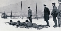 Jindřich Krepindl (stojí první zleva) v roce 1968 na vojně v Dukle Praha. Házenkáři provádějí střeleckou přípravu, druhý zleva stojí pozdější trenér reprezentace Jiří Vícha