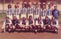 Jindřich Krepindl (třetí zprava nahoře) v týmu Škody Plzeň, jež v roce 1974 vyhrála československou první ligu a získala mistrovský titul