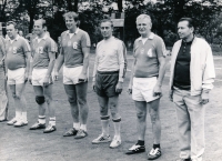 Oslavy 50. výročí založení házenkářského klubu ve Šťáhlavech. Zprava stojí Eret, Vícha, Pešl, Havlík, Krepindl a Čermák