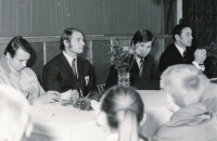 Na besedě ve Starém Plzenci po úspěšné olympiádě v Mnichově 1972 jsou (zleva) Vladimír Jarý, Jindřich Krepindl, Vladimír Haber a trenér reprezentace Jiří Vícha