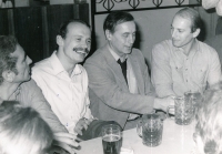 Oslavy 50. narozenin házenkářského brankáře a trenéra Jiřího Víchy, rok 1981. Zprava jsou Jindřich Krepindl, Jiří Vícha a Vladimír Jarý