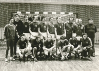 Jindřich Krepindl (v dolní řadě třetí zprava) po vítězném utkání se Švédskem, které znamenalo postup na olympiádu 1976 v Montrealu