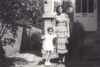 Pamětnice s dcerou Evou před domem rodičů manžela ve Zlíně na Tyršově nábř., 1952