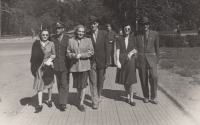 Ludmila Klinkovská (druhá zprava) s přáteli a sestrou Marií a jejím mužem (uprostřed), nedatováno