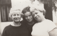Maminka Augusta, neteř Daniela a sestra Gerta, 70. léta