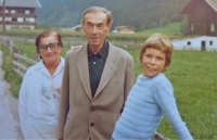 Pamětníkovi rodiče Marie a Josef Parlesákovi se svým vnukem Alexandrem v Německu, rok 1975