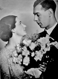 Svatební foto pamětníkových rodičů Marie a Josefa Parlesákových