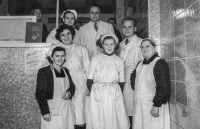 Pamětník (vpravo) v lahůdkářství, rok 1953