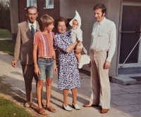 Pamětníkovi rodiče (první zleva a druhá zprava) dorazili do západního Německa na křest vnuka Patrika, rok 1974
