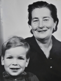 Pamětníkův syn s babičkou Marií Parlesákovou 