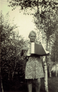 Inge Tietjen during the war playing the accordion she was given for her fifth birthday