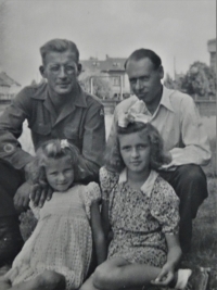Pamětníkův strýc (vpravo nahoře) se svými dcerami a americkým vojákem během osvobození západních Čech, rok 1945