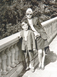 Pamětníkova manželka a syn ve Vídni, kam emigrovali v roce 1969 