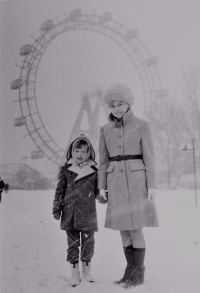 Jiřina Parlesáková se synem Alexandrem ve Vídni, kam emigrovali (rok 1969) 