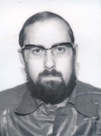 Jan Kavan pictured on his British passport in the 1980s