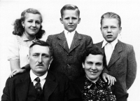 Anna Krpešová s bratry a rodiči, 1947
