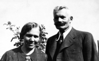 Prarodiče Anny Krpešové Marie a Karel Fričovi, 40. léta