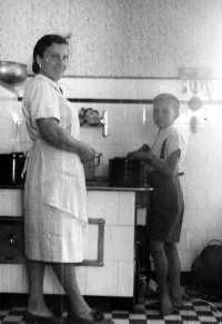 Matka Anny Krpešové Anna a bratr Alois, Staré Hamry, kolem roku 1942