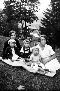 Anna Krpešová (bílé šaty, černý kabátek) s matkou Annou, služebnou Marií a bratry Karlem a Aloisem, Staré Hamry, kolem roku 1934