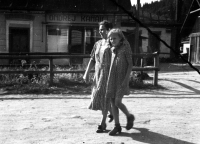 Anna Krpešová s matkou, Staré Hamry, v době druhé světové války