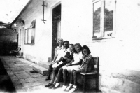 Anna Krpešová (druhá zprava) s matkou, služebnou a bratrem, Staré Hamry, kolem roku 1946