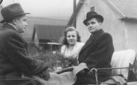 Anna Krpešová jako družička na svatbě příbuzného, Staré Hamry, 1947