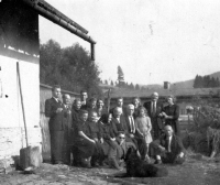 Rodina Duží před chalupou ve Starých Hamrech, asi 30. léta