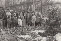 Manželé Reichsfeldovi s dětmi v Praze během sametové revoluce 1989