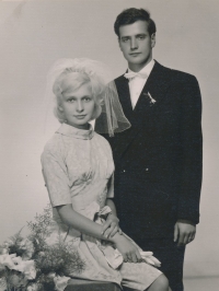 A wedding photo of the contemporary witness and his wife