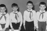 Jiří Rak (vpravo)  během pionýrského šátkování, 1966