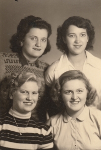 Pamětnice jako servírka s kolegyněmi v Přerově, 60. léta