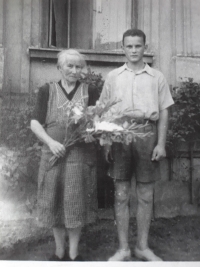 Kamila Šindelková with her son Přemysl after returning from Mauthausen
