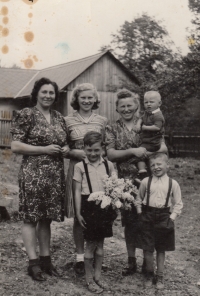 Pamětnice (uprostřed) s rodinou ve Všemině, 50. léta