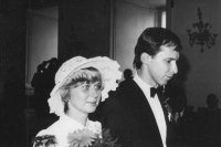 Novomanželé Rakovi na zámku v Libochovicích, 1982