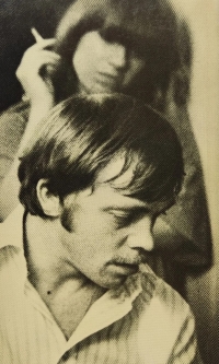 S Karlem Krylem na fotografii otištěné na zadní obálce Krylovy knihy Slovíčka