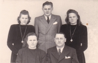  Rodina Lukšova, vzadu zleva Marie, Karel, Františka, vpředu rodiče Františka a Karel