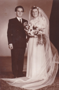 Svatba Marie (tchyně) a Josefa (tchán) Vaculíkových 31. října 1949