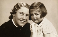 Olga Handlová s maminkou, druhá polovina 30. let
