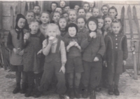 Děti ze školy, pamětník v první řadě uprostřed v černé čepici, cca 1943