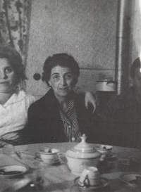 Matka bulharského přítele s maminkou pamětníka (vlevo)