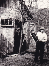 Staříček Antonín Trlica a jeho zeť Jan Dubčák ve včelíně