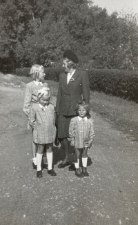 Olga Handlová (nejstarší) se sestrami a maminkou, druhá polovina 30. let
