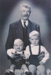 Vladimír Mikuláš s bratrem a dědečkem Josefem Mikulášem, asi 1948