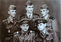Jiří Voženílek (uprostřed vzadu) na vojně v Trenčíně v roce 1953
