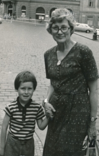 Hana Hlaváčková - matka Taťána Urbanová s vnukem Janem, 70. léta 20. století