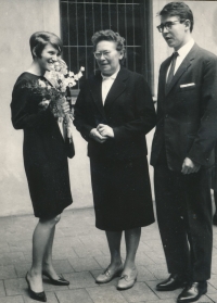 Hana Hlaváčková s budoucím manželem Ludvíkem Hlaváčkem a jeho matkou, promoce, Praha 1966