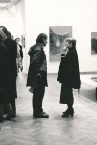 Hana Hlaváčková s Petrem Rezkem na výstavě Jiřího Johna; 80. léta 20. století