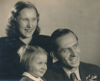 Hana Hlaváčková s rodiči, 40. léta 20. století