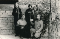 Hana Hlaváčková s přáteli - zleva Ivan Chvatík, Aleš Havlíček, Pavel Kouba, Petr Rezek; 80. léta 20. století