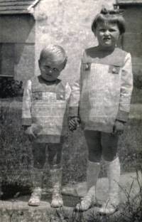 Dcery Anna a Marie (zleva), Bánov, 70. léta